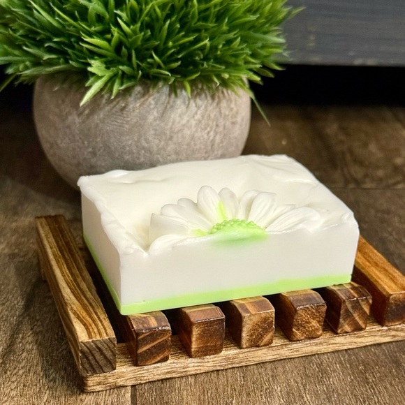 Handcrafted goats milk soap bar Daisy - Picture 5 of 7